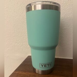 YETI Teal 20oz‎  Travel Mug with lid